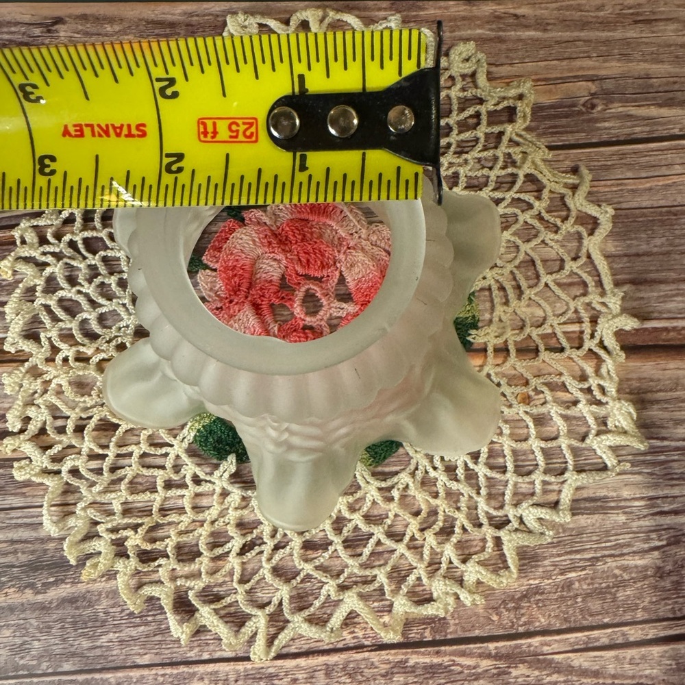 VINTAGE ART DECO FROSTED RUFFLED GLASS LAMP SHADE - Picture 3 of 4